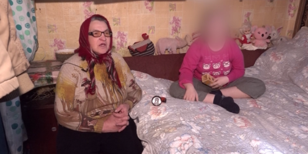 Își cară fiica bolnavă, de 18 ani, în spate 1km, pentru ca aceasta să primească îngrijiri medicale, iar casa riscă să se prăbușească